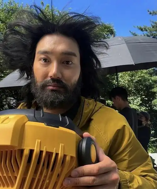 suju崔始源近况吓死人!原来韩国还有野人存活!漂流到哪了