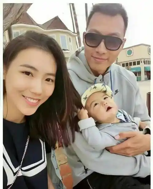 胡明轩阿联2人妈妈罕同框!