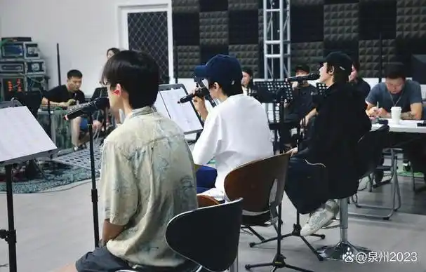 这组照片曝光了tfboys三位成员,王俊凯,王源和易烊千玺同逛西安城