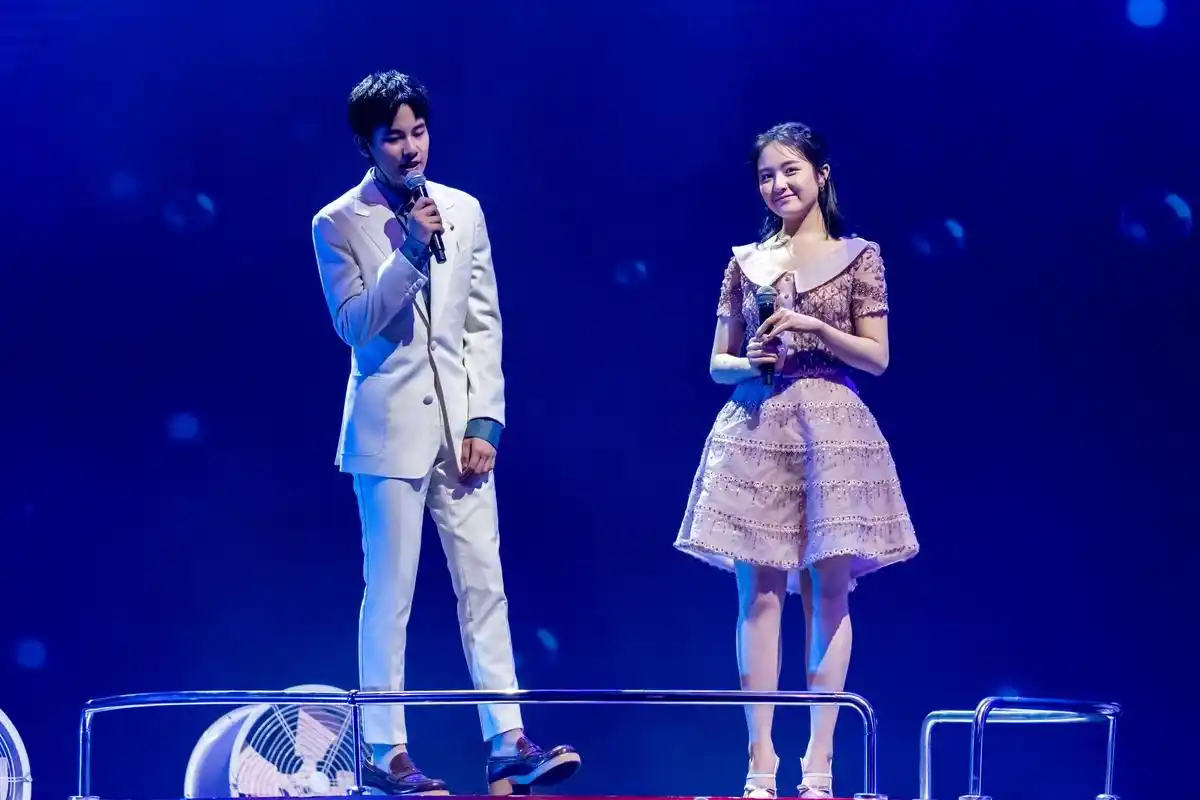 明玉海兰察,胡先煦李兰迪同场唱情歌,两对小清新掌心紧贴甜齁了