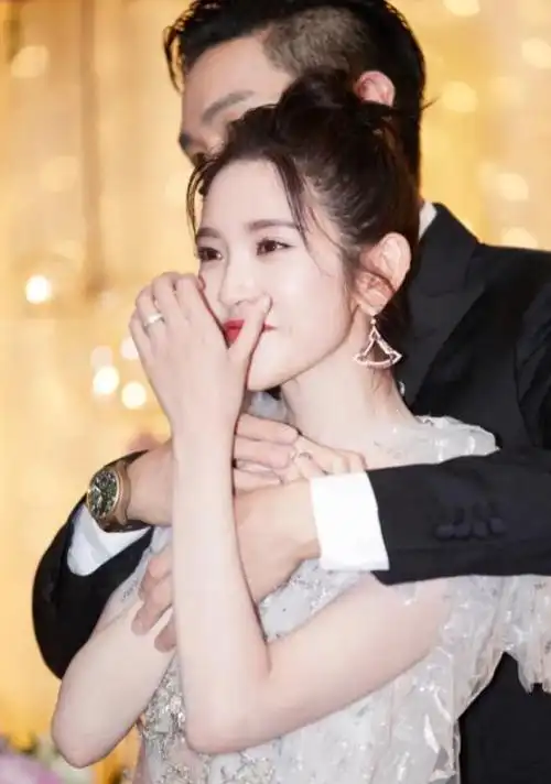 这组照片是演员张若昀和他的妻子唐艺昕一同为知名杂志《智族gq》合作