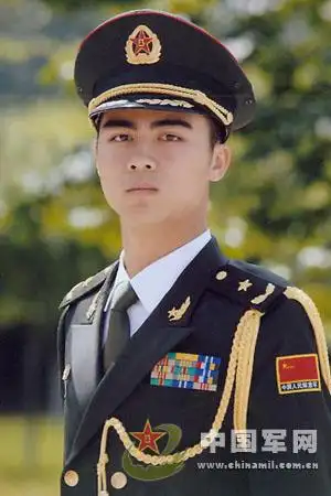 军人穿着的制式服装的通称,是军队的识别标志之一,也是国威,军威