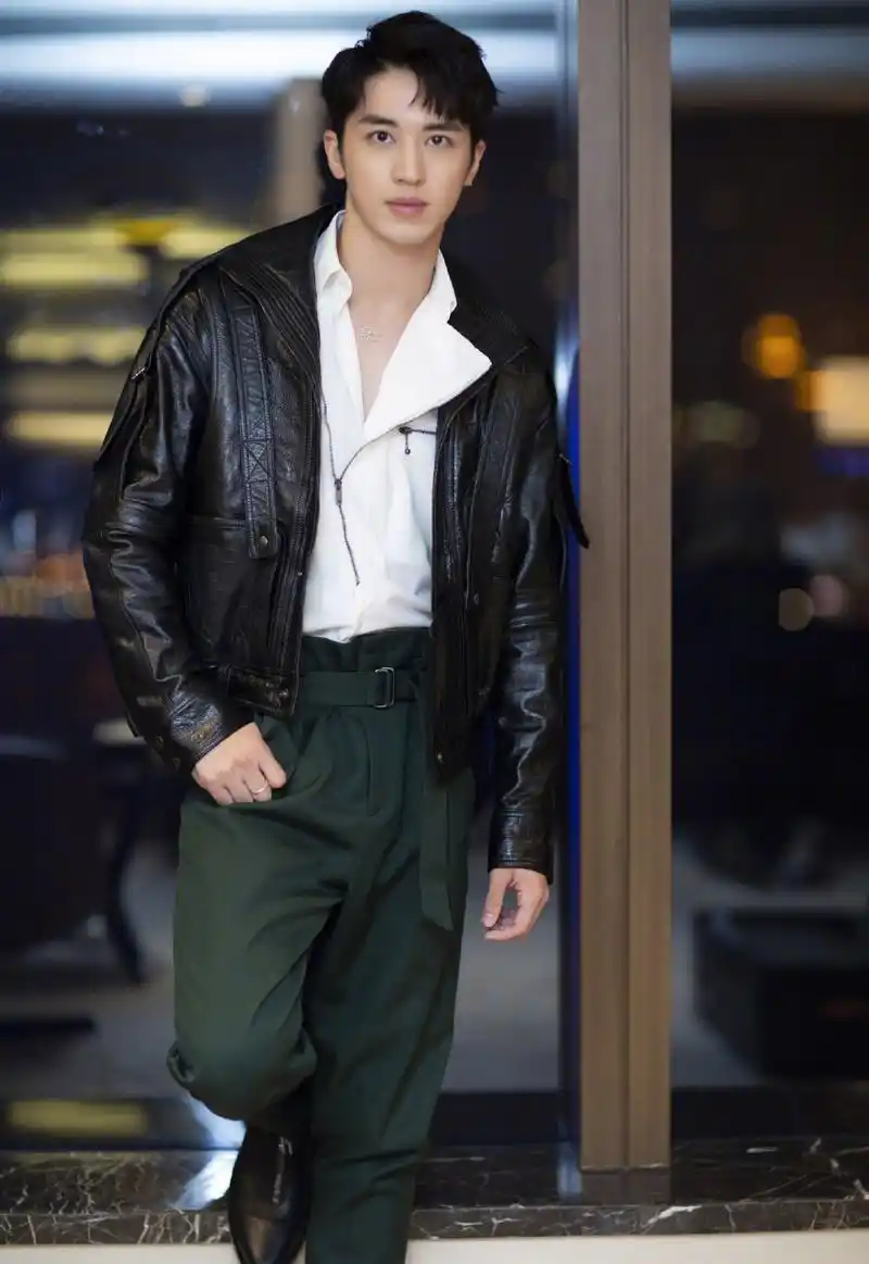 许魏洲图片许魏洲帅气皮衣写真