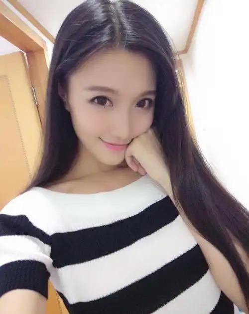 女朋友第一次来我家偷偷的自拍