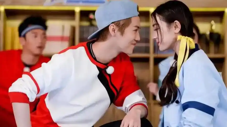 鹿晗迪丽热巴8年前的路透曝光,男方多次主动,陆地cp至今意难平