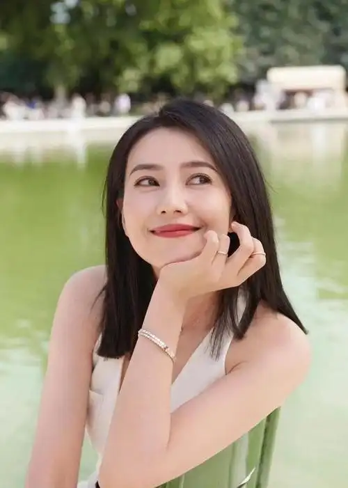 高圆圆罕见拍写真这么性感,真空穿马甲 阔腿裤,变个风格变化大