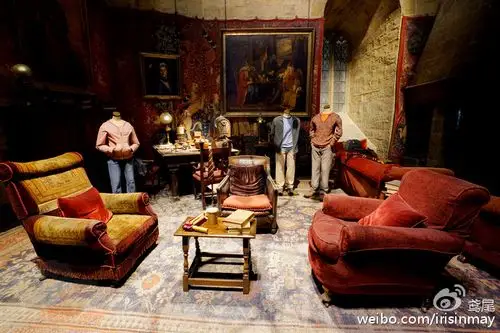 片场分为三个部分,一三是室内,二是室外.