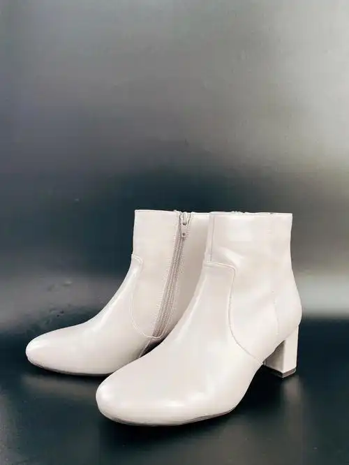 年货分享过年穿搭必备的粗跟白色短靴