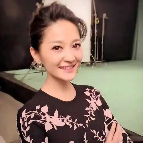 央视女神级财经主持人:她成财经一姐,颜值不输李思思,岁生女