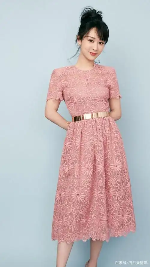 杨紫粉色长裙甜美写真