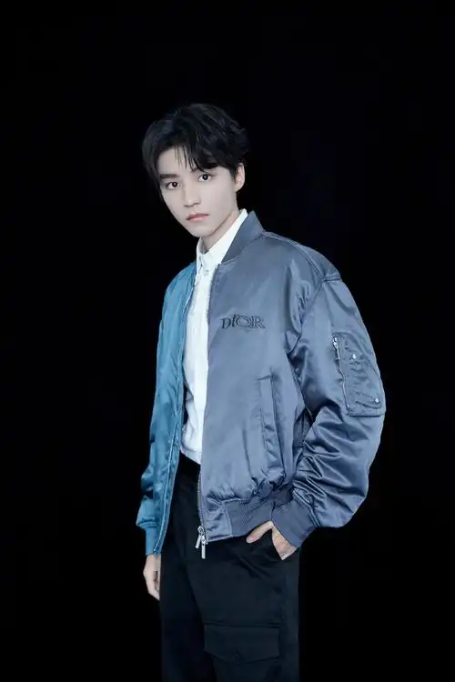 >首页>图片大全>明星>王俊凯蓝色夹克帅气写真图片> ( 1 / 4 ) 2020