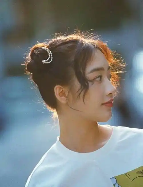 邓恩熙身穿白色印花t恤搭配哪吒头造型俏皮又可爱