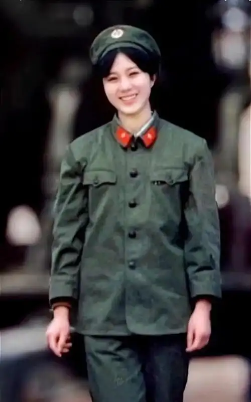 作训参谋调走好友设宴饯行伤感痛饮离别酒