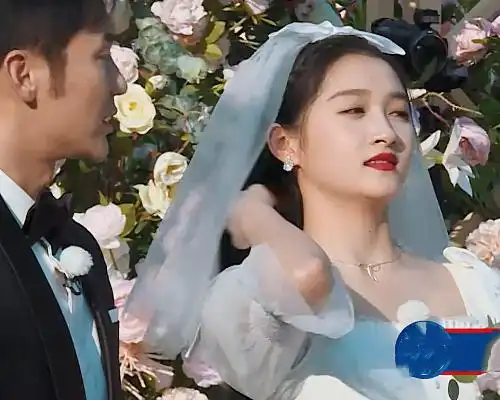 看到蔡徐坤新娘是baby时,谁注意关晓彤的举动?小心思藏不住了