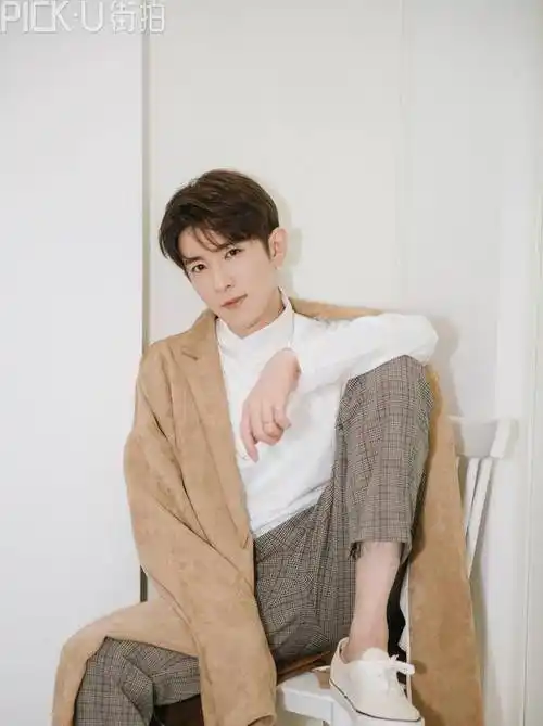 "温文尔雅"季肖冰的绅士穿搭,戴上眼镜后更有魅力_斯文_感觉_白色