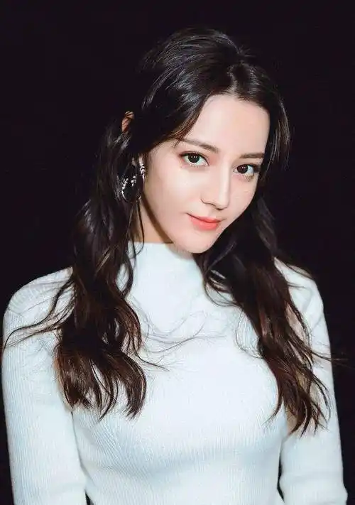 杨紫迪丽热巴等90花都是一番,而李沁自己也能扛剧,总当二番就是90花之