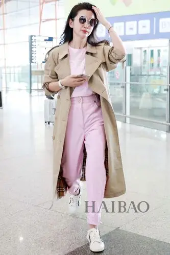明星潮人争相演绎博柏利 (burberry) 风衣:谁的穿搭最出彩?_机场