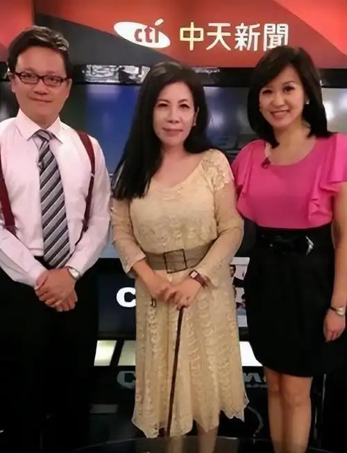 回顾新闻主播周玉琴:二婚嫁大12岁教授获幸福,节目中甜蜜秀婚戒