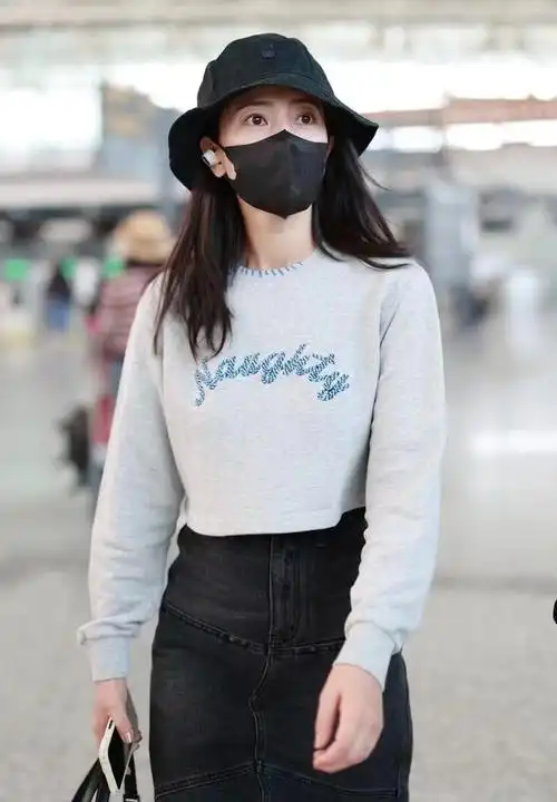 高圆圆优雅走机场,短款上衣搭配牛仔长裙,显高又减龄!