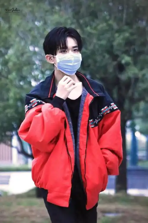 易烊千玺下班饭拍,是口罩也遮挡不住的帅气