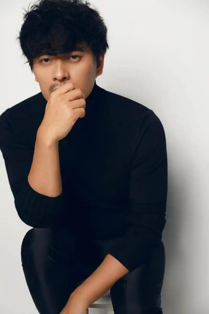 陈龙黑色针织秋装写真曝光