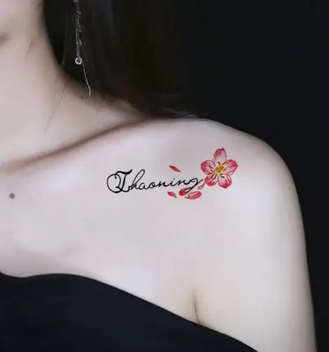 心电图是美丽的女人美,这款字母纹身贴能够很好的凸显自己个性态度