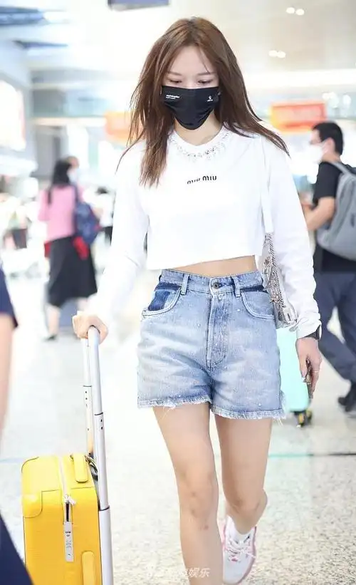 组图:程潇卫衣搭超短裤秀美腿 小蛮腰微露格外吸睛