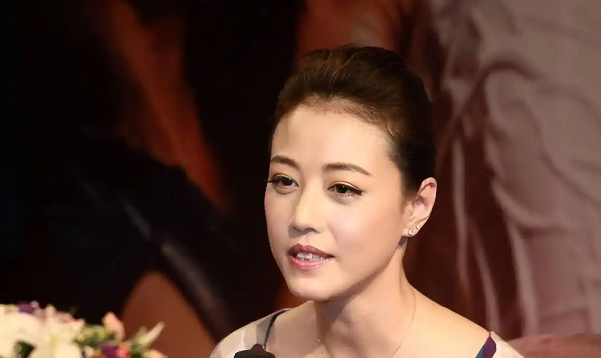 港圈大佬陈勋奇透露周海媚最新状况,她还活着,现在医院救治_陈迅奇