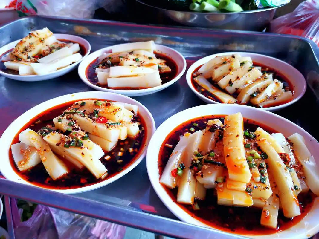 切好的凉菜,放在盆里入味,只等一声令下就可以装盘上席.