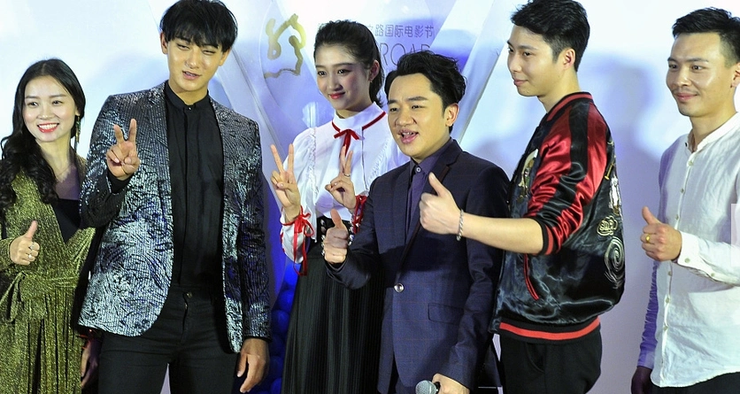 关晓彤黄子韬罕见同框,网友:关晓彤真有魅力