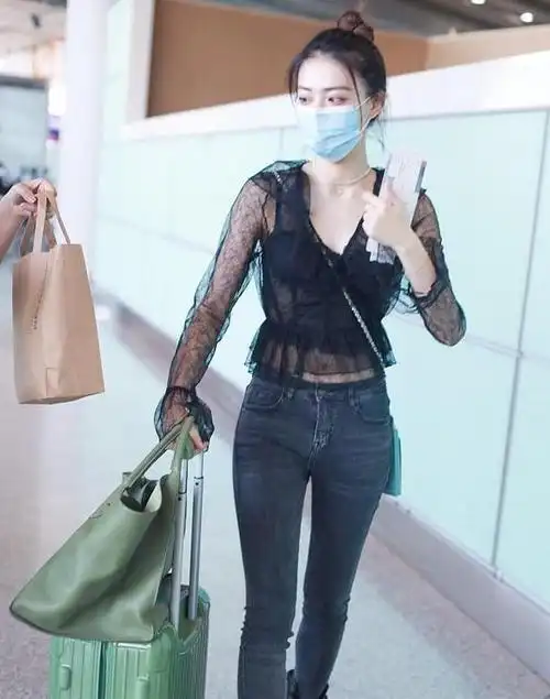 徐璐单身后穿衣大胆多了,内衣外"裹"层薄纱就出门,清凉又性感