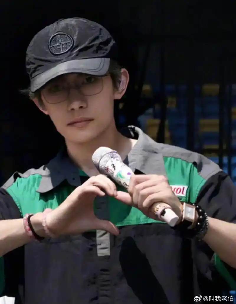 易烊千玺手上戴的这是粉水晶吧,还是两串,粉水晶不是招桃花,增加异性