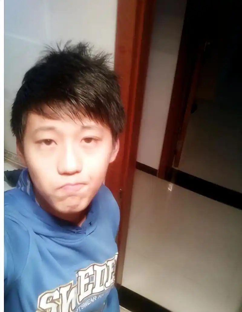 初中男生自认为"很帅"的行为,女生看来很土,希望你没中招