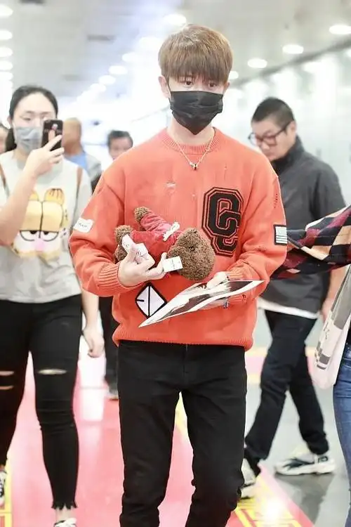 任嘉伦风吹发型挺时尚棕色毛衣叠穿白衬衫挺有秋季氛围感