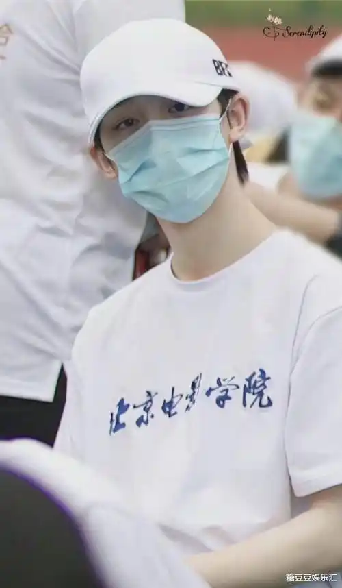 放学后,丁程鑫很快就熟悉了环境,和同学们一起打篮球,开始了愉快的