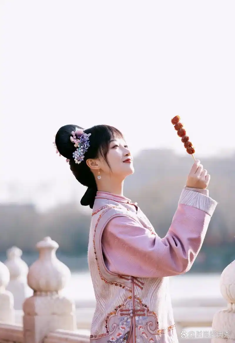 蓝盈莹真的很适合古装造型,这身清宫格格装简直美极了.