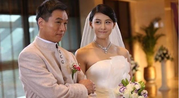 在电视剧《来不及说我爱你》齐芳饰演程谨之,和钟汉良有大量对手戏.