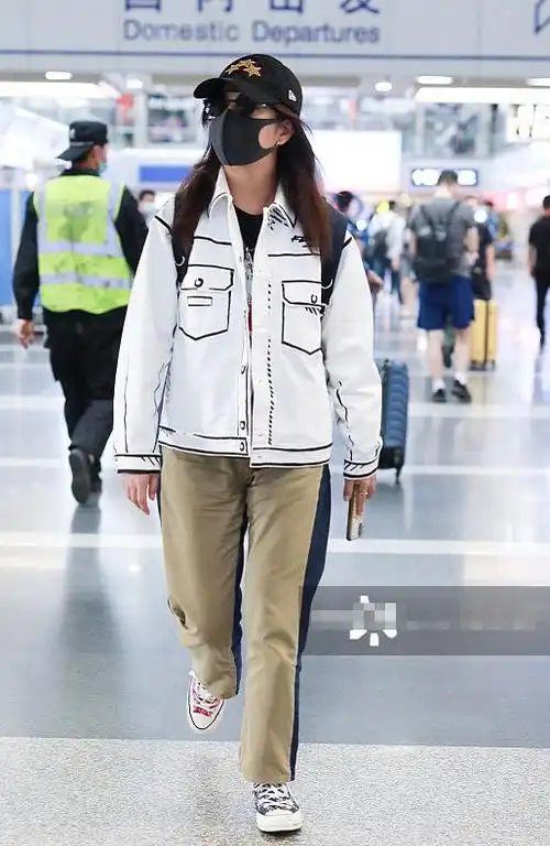 44岁赵薇依然敢穿!鞋子不同颜色就算了,撞衫欧阳娜娜也不输