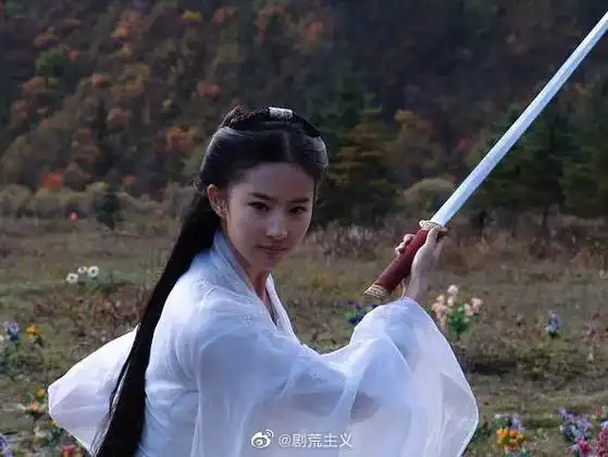 刘亦菲小龙女白衣舞剑旧照