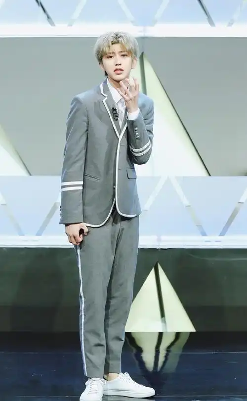 蔡徐坤ins#|#kun#收藏一组偶练公式照全身和官方.