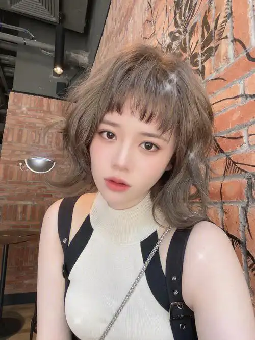 女生短发卷发造型可爱减龄蛋卷头