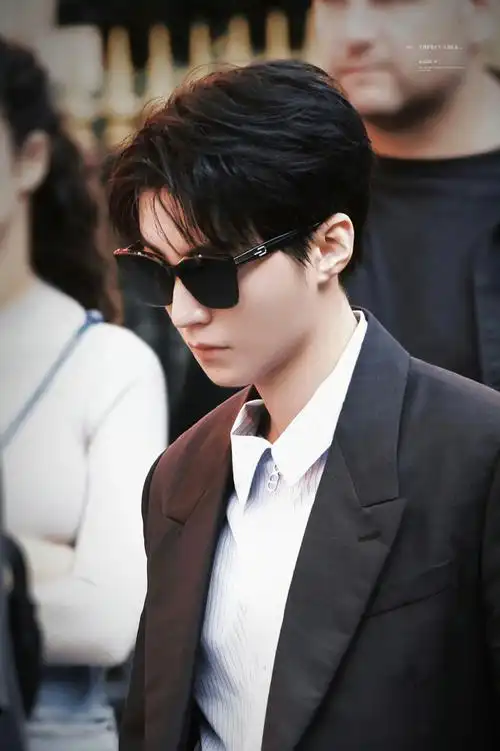 巴黎时装周##王俊凯 巴黎时装周##王俊凯黑色摩登西装