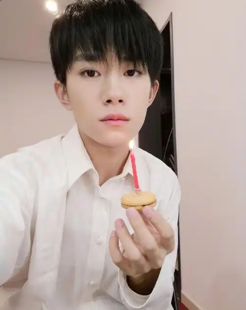 易烊千玺五年自拍合集容貌变化太震撼但有一点没变