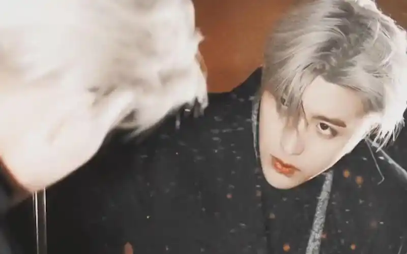 蔡徐坤自晒银发造型照片看到帅坤仿佛回到了大厂时期