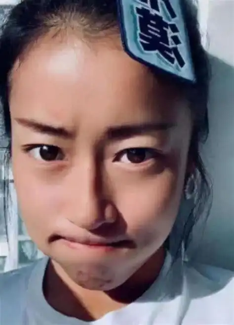 卸妆后的吉克隽逸近照