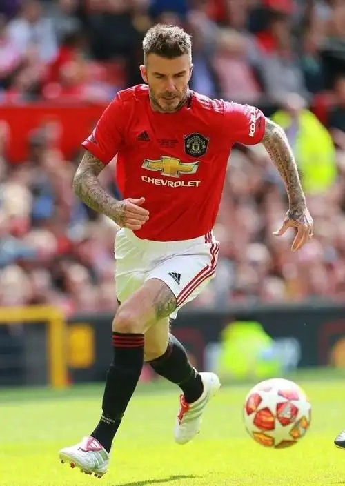 曼联拜仁20年后重回老特拉福德44岁贝克汉姆身披战衣身姿矫健