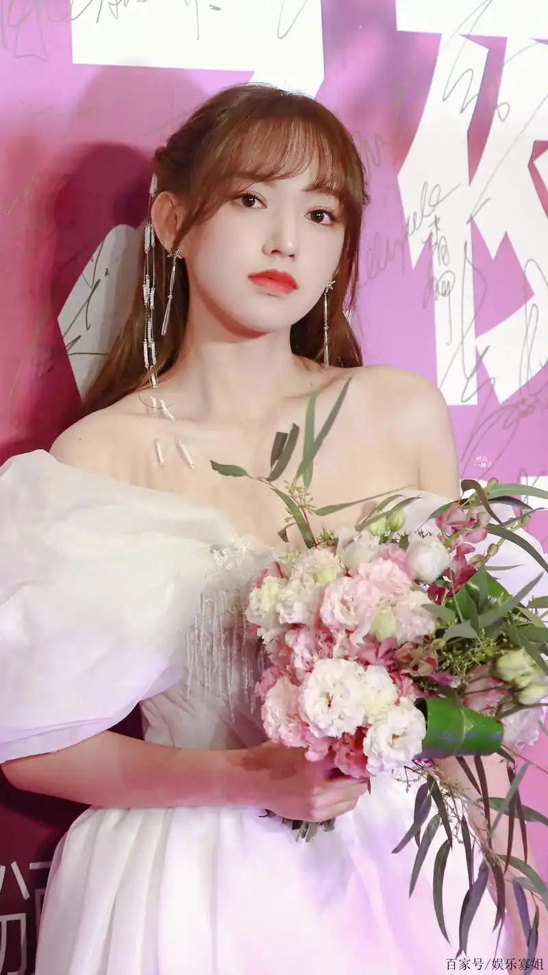 程潇出席仙境之夜红毯,一袭白色抹胸泡泡袖拖地长裙,仙气飘飘