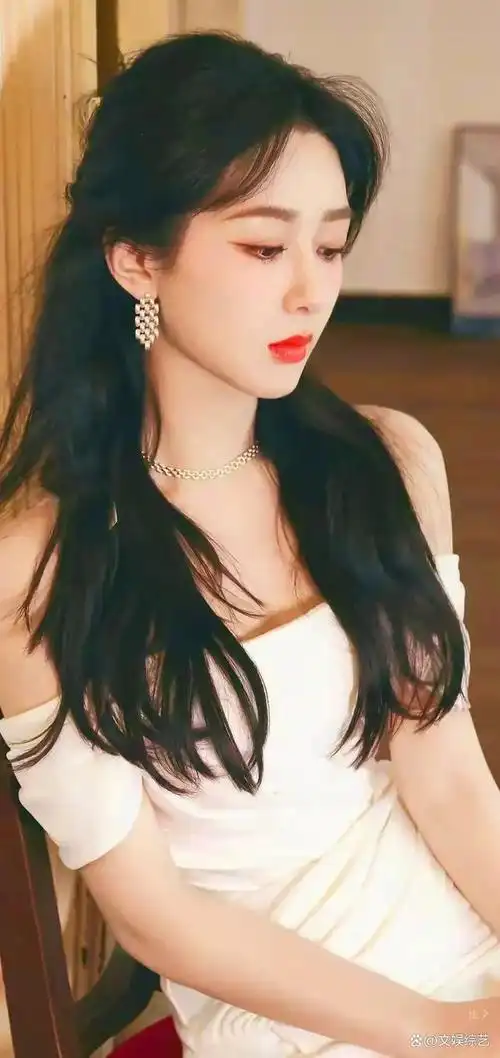 看着杨紫的穿搭的时尚造型,越来越有"女神"的魅力感,优雅迷人的身姿