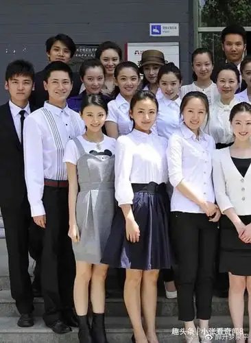 景甜郑爽班级合照大甜甜以绝对优势胜出阚清子就输在脖子上了