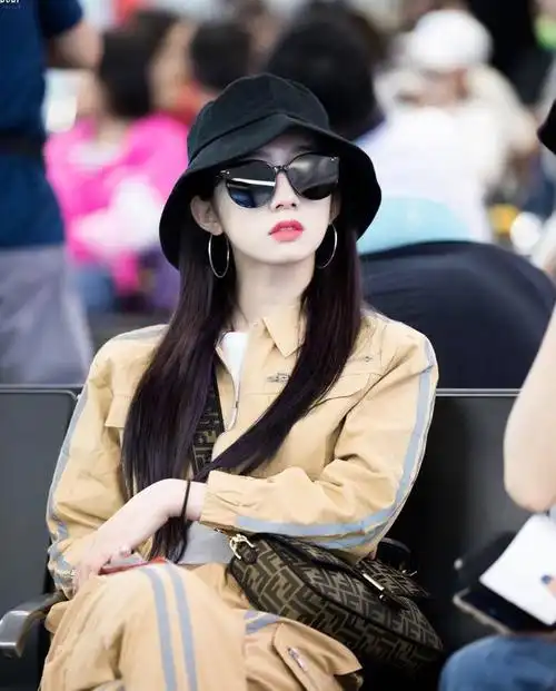 看完那么多明星示范之后,你是不是也对渔夫帽这样单品很心动了呢.